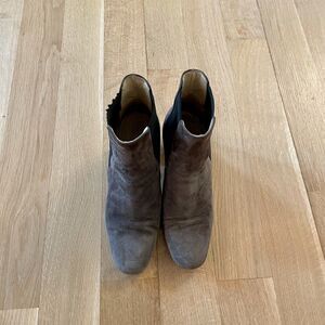 ✨HP✨Gray suede leather ankle boots from Tomorrowland